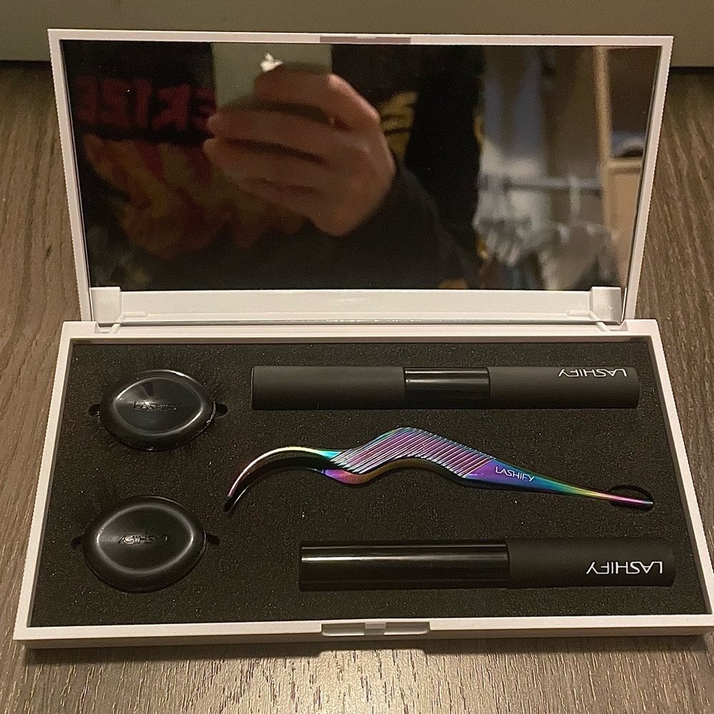 Lashify control kit in white. Including all the extras I purchased with the kit!
